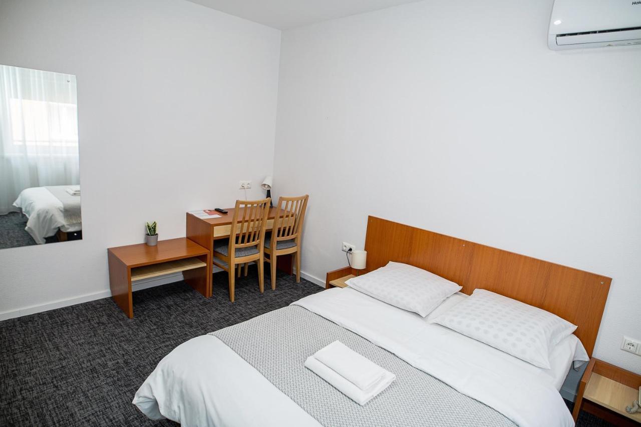 Hotel Tomas Šiauliai Buitenkant foto
